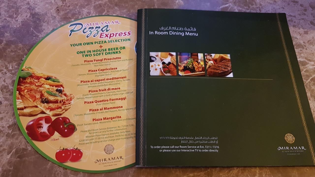 Die Speisekarte für die Zimmerbestellung nachts Miramar Al Aqah Beach Resort