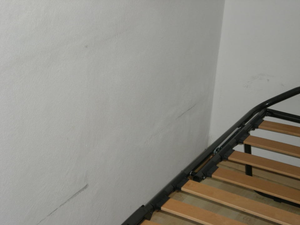 Verwohnter Eindruck in der Küche als 2.Zimmer Gästehaus Alba