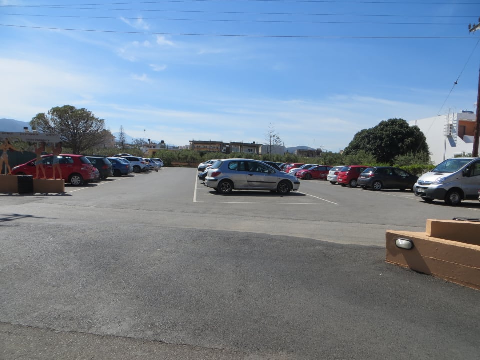 Der Eingangsbereich freier Parkplatz Anissa Beach & Village