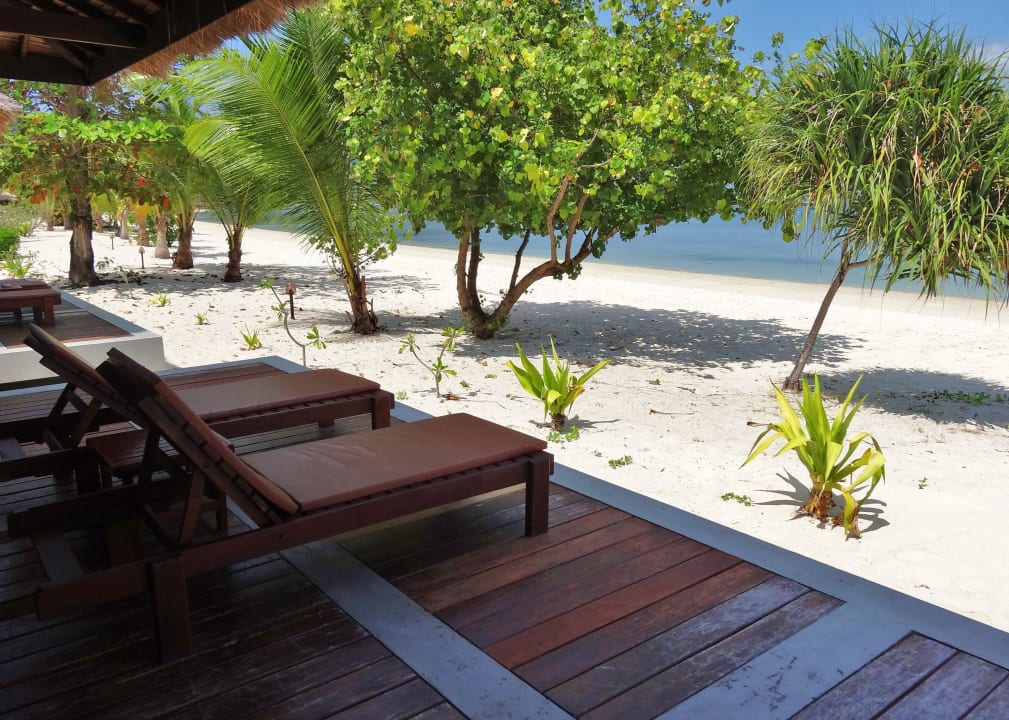 Grosse Terrasse mit Liegen und Strand Koh Mook Sivalai Beach Resort