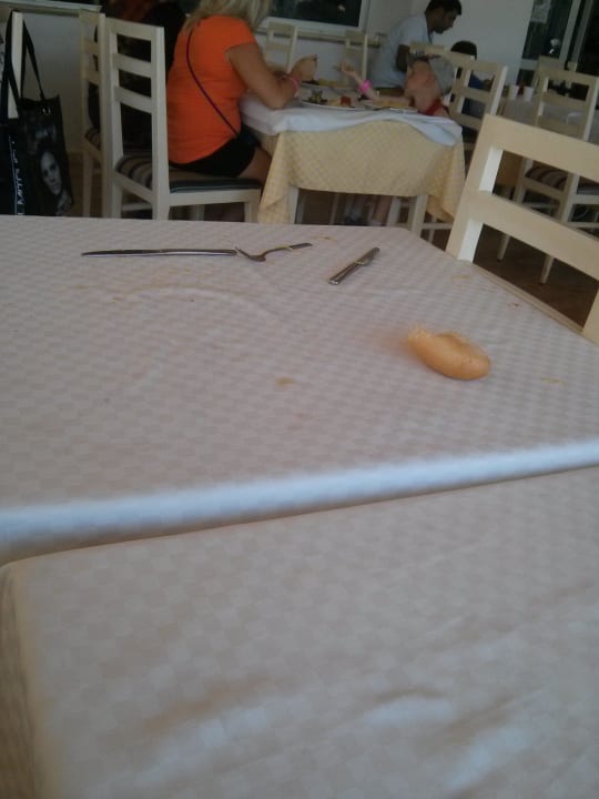 Hoier eine der saubereren Tische!! The Club Hammamet