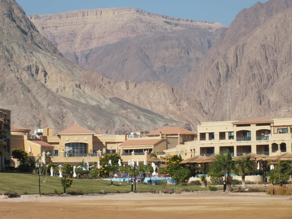 Hotel i góry tuż za nim Hotel Swiss Inn Dream Resort Taba