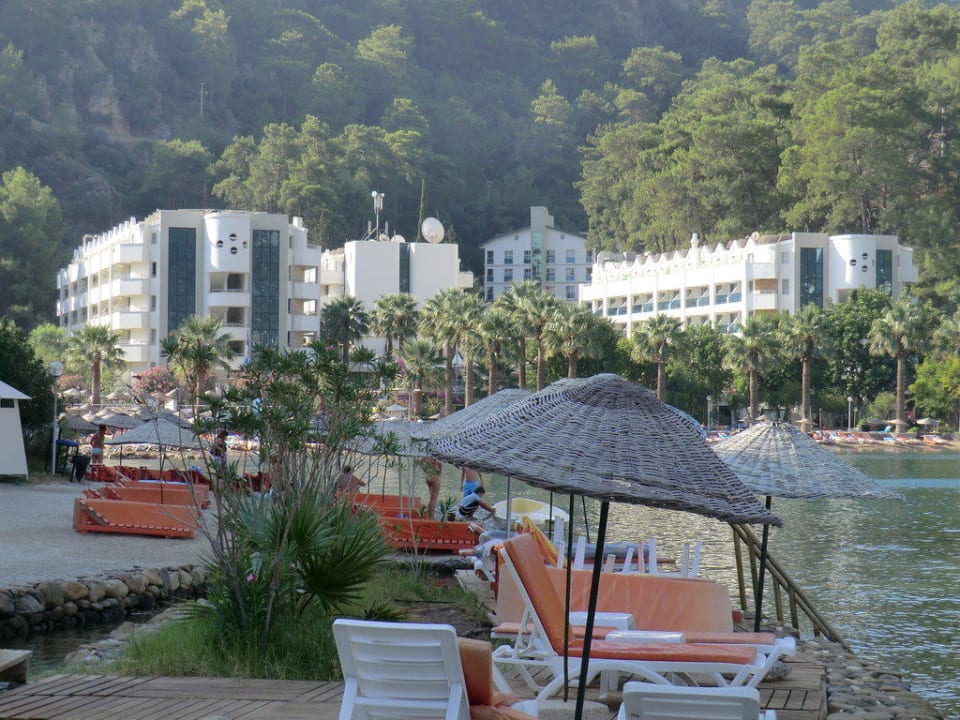 Blick vom Strand auf das Hotel Turunc Resort Hotel