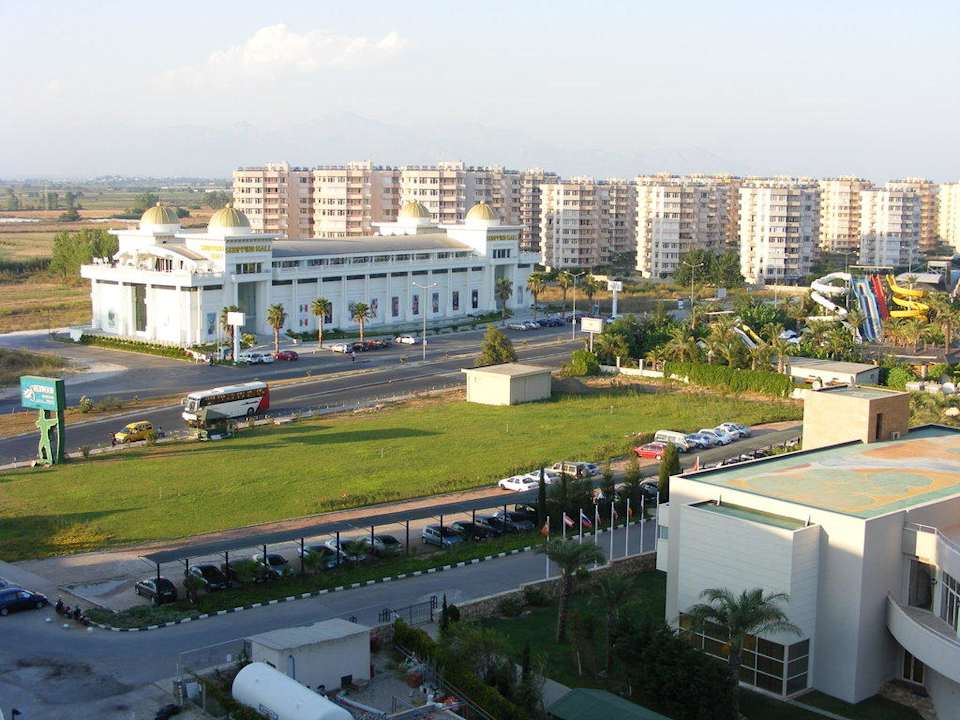 Ausblick zur Straßenseite Limak Lara Deluxe Hotel & Resort