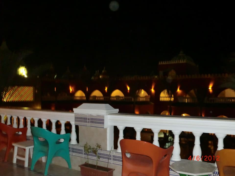 Blick vom Balkon auf einen Innenhof Pickalbatros Alf Leila Wa Leila Resort - Neverland Hurghada