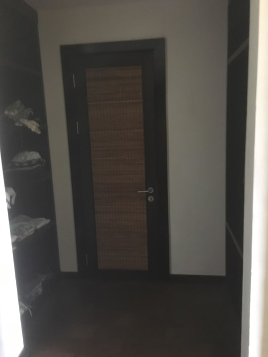 Kleiderschrank im Zimmer Crystals Beach Resort Belle Mare, a member of Radisson Individuals