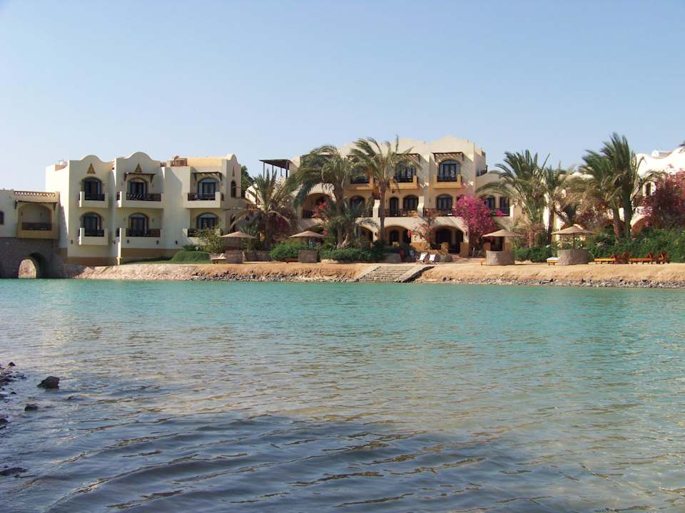 Blick über die Lagune von der Badestelle zum Hotel Dawar El Omda - Adults only  (Im Umbau/Renovierung)