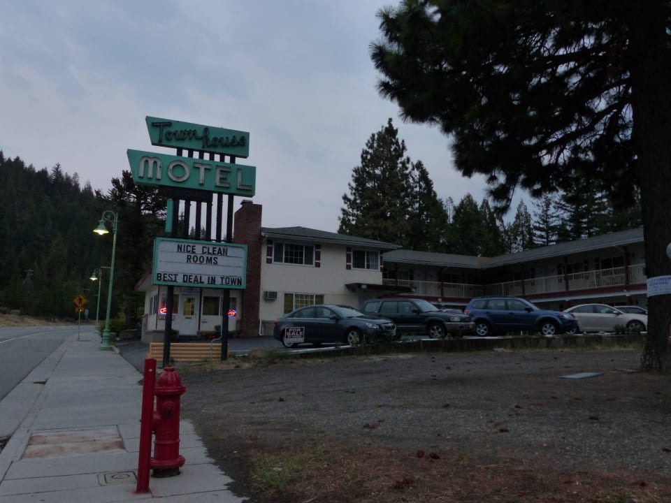 Blick von Hwy97 auf Hotel Motel Townhouse