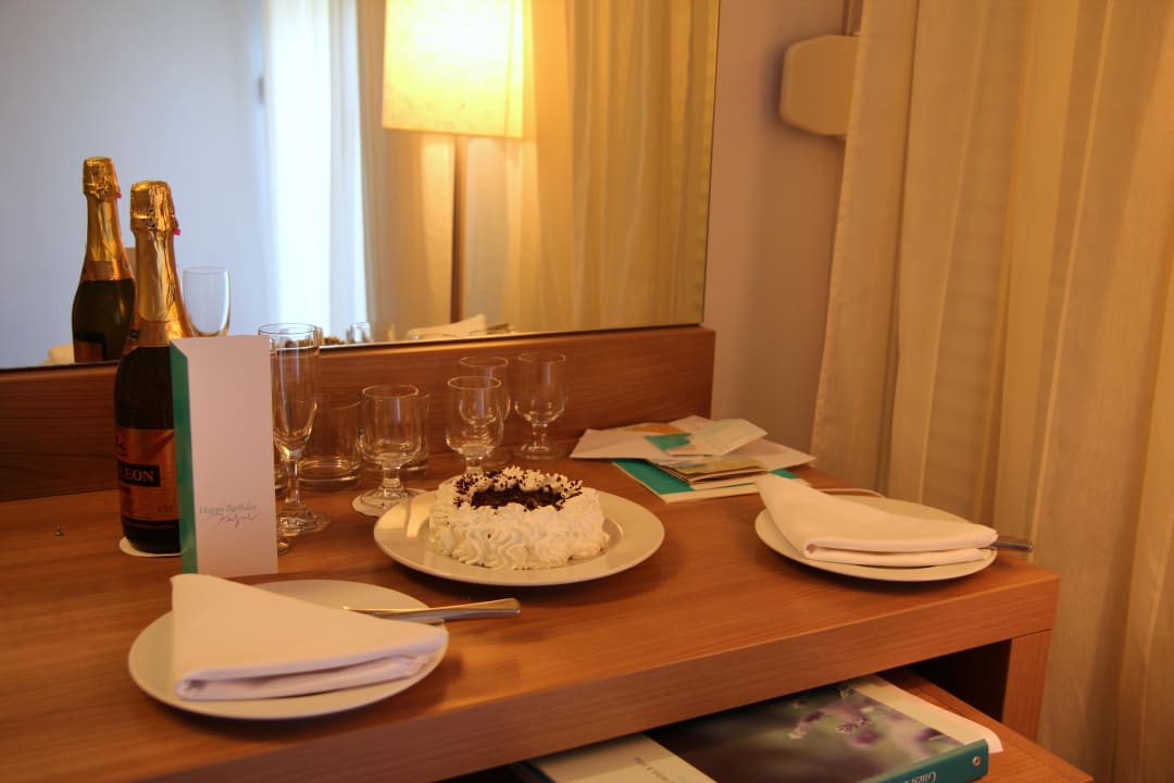 Free cake & sparkling wine for my birthday Hotel Aurora