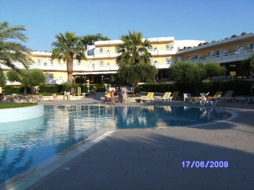 Haupthaus vom Pool aus TUI KIDS CLUB Alex Beach