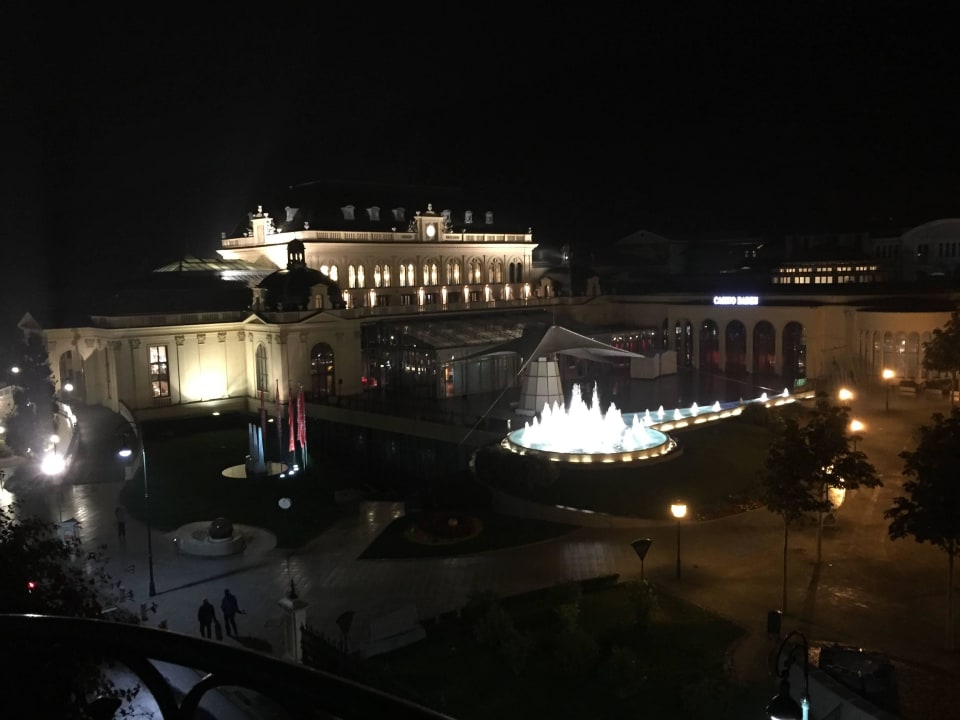 Ausblick v. Balkon bei Nacht -Casino Austria Baden Hotel Herzoghof
