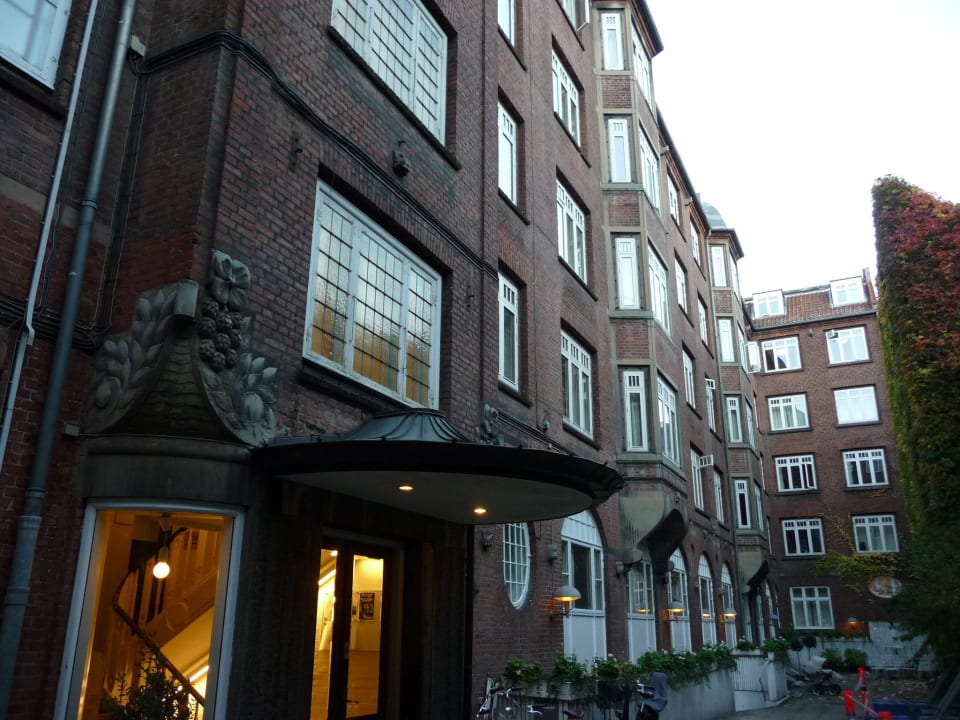 Das Hotel aufgenommen im Hinterhof Hotel Savoy