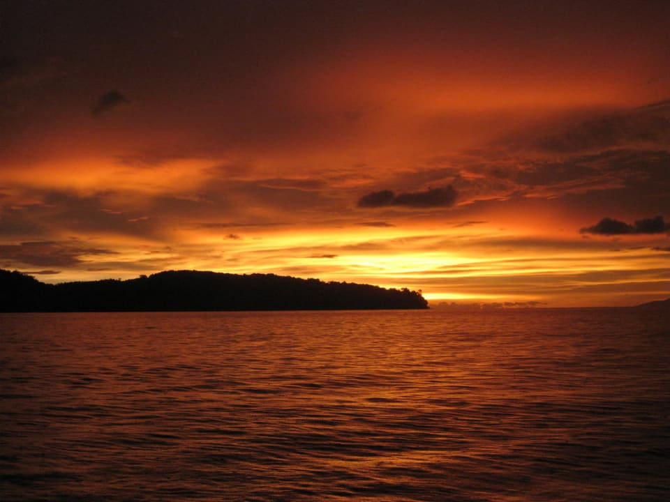 Sonnenuntergang am Hotelstrand Pelangi Beach Resort & Spa