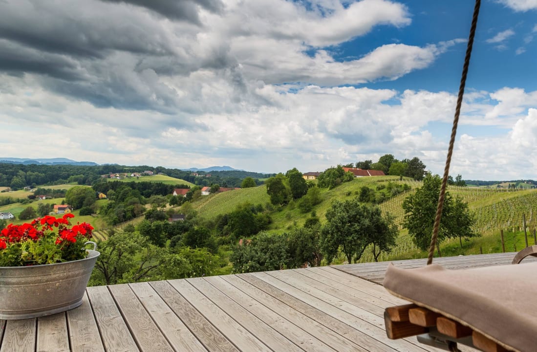 Terrasse mit Aussicht im Weinurlaub in Österreich Weingarten-Resort Unterlamm Loipersdorf