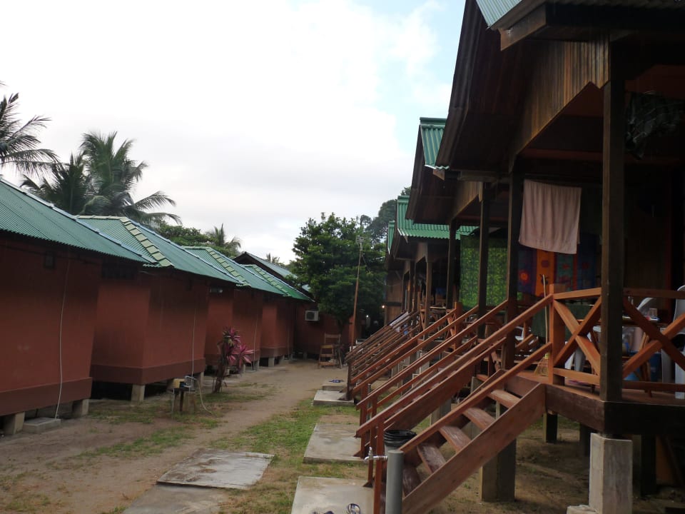 Blick seitwerts- von unserem Bungalow Hotel Abdul Chalet