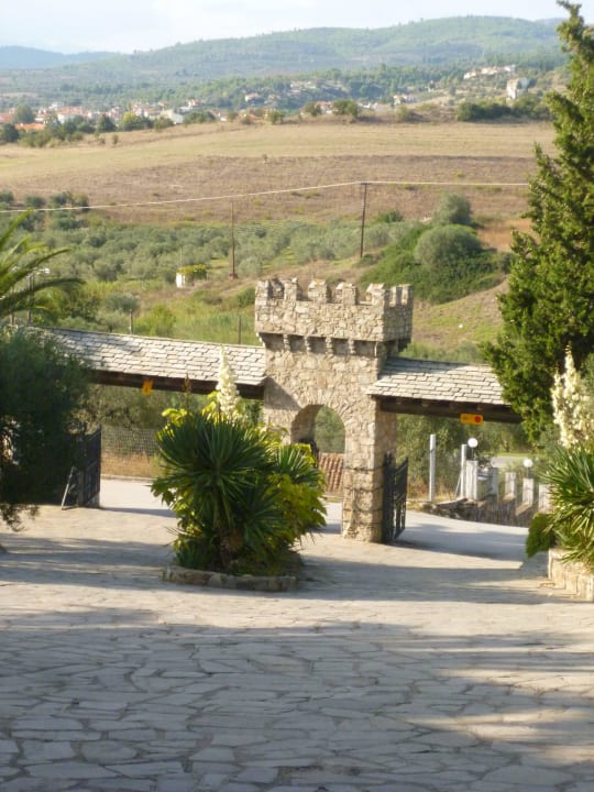 Eingangstor zum Hotelgelände Hotel Geranion Village