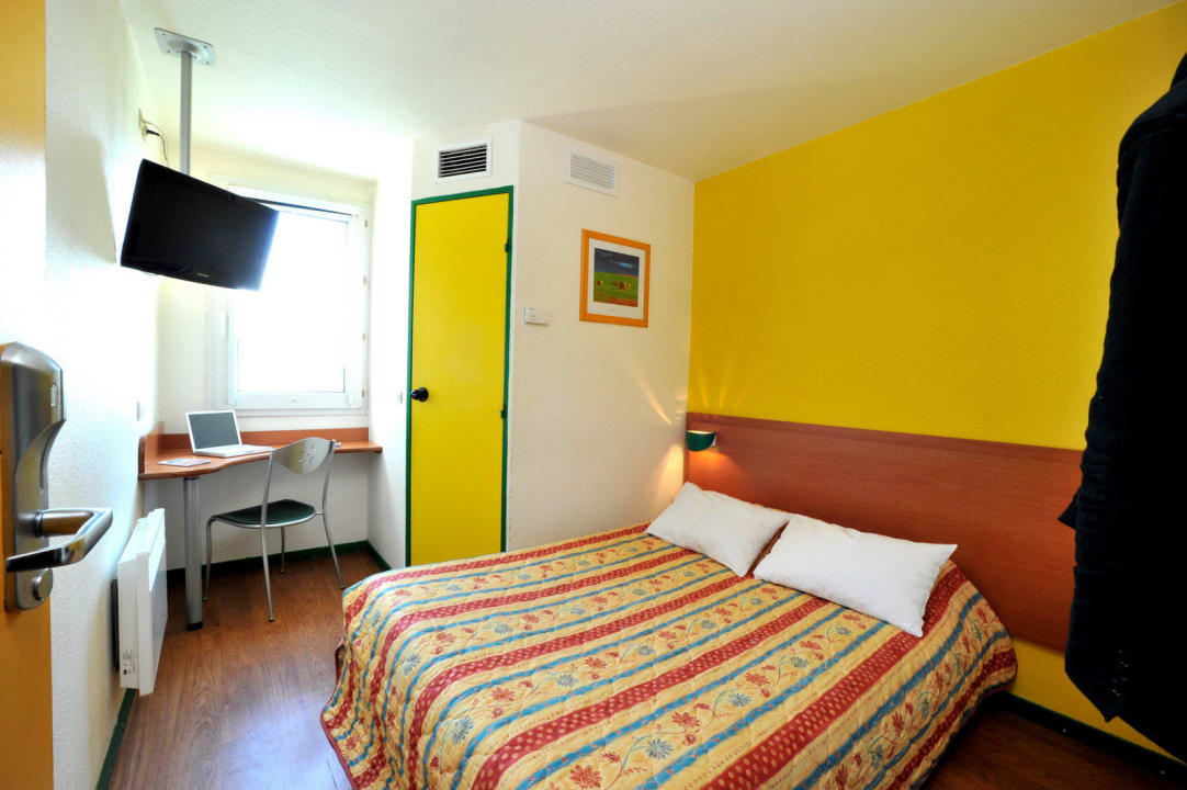 Chambre lit double Hotel Balladins Chalons St Martin