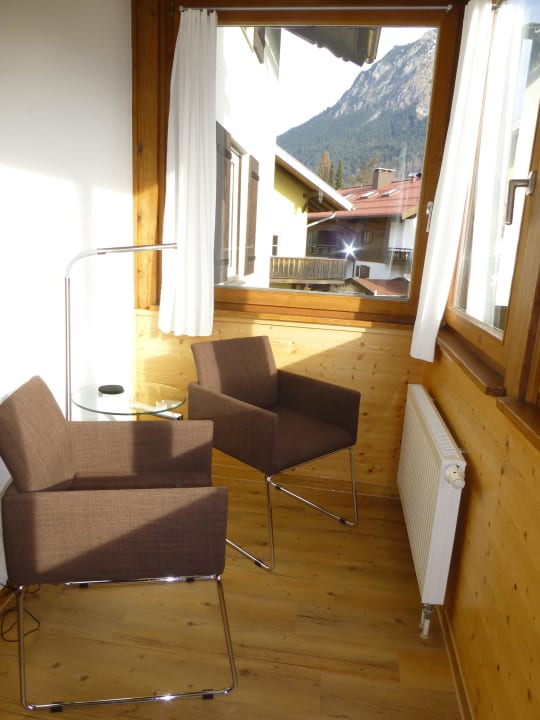 Verglaster Balkon mit Bergblick Hotel Engel