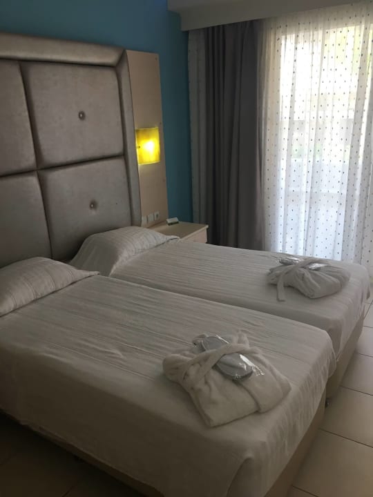 Zimmer Grand Blue Beach Hotel