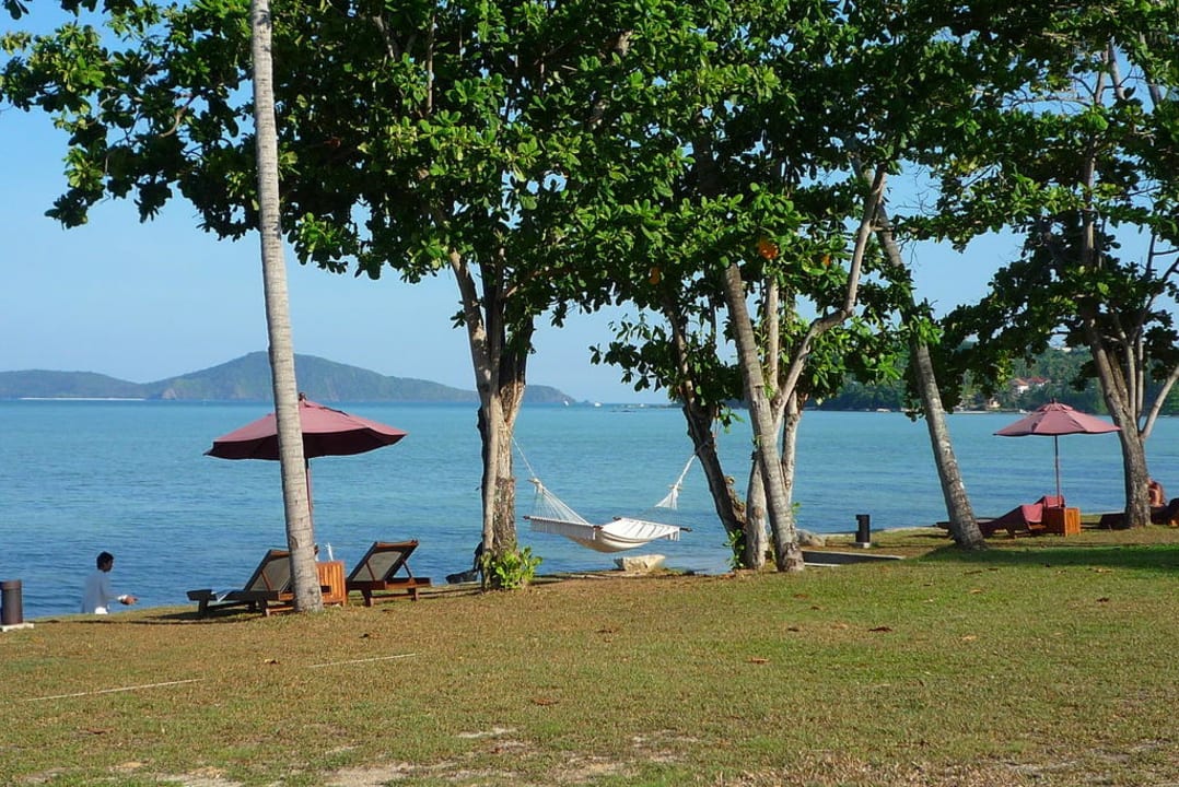 Liegewiese direkt am Meer Hotel The Vijitt Resort Phuket