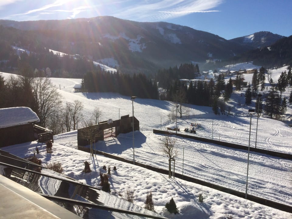 Aussicht vom Balkon auf das Sportfeld Hotel Neubergerhof