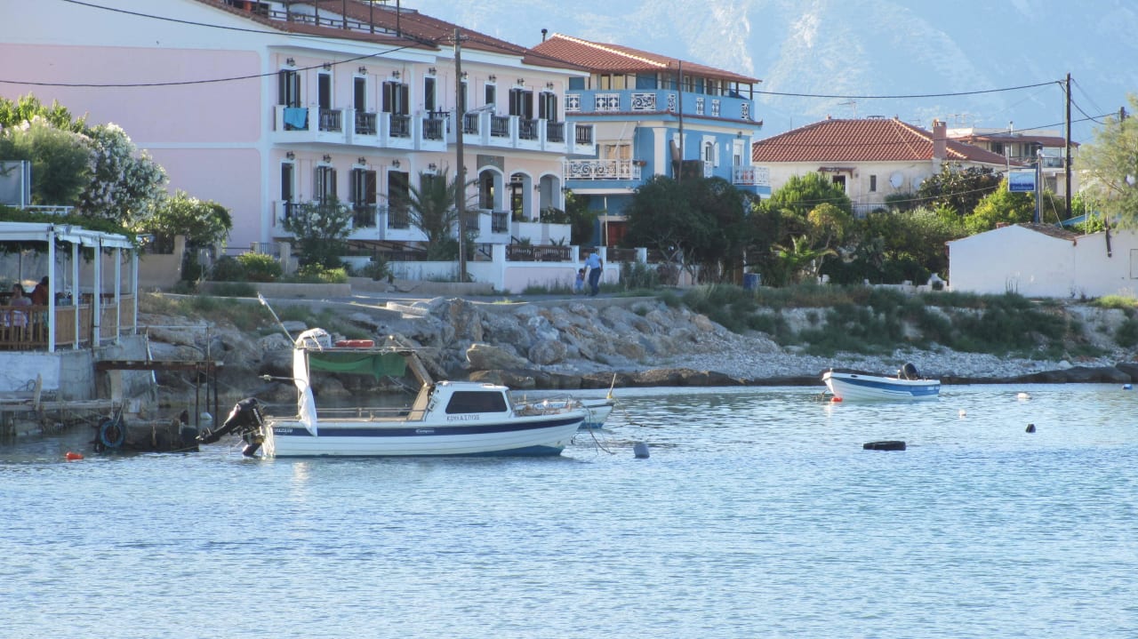 Blick vom Hafen zum Hotel Hotel Sunrise
