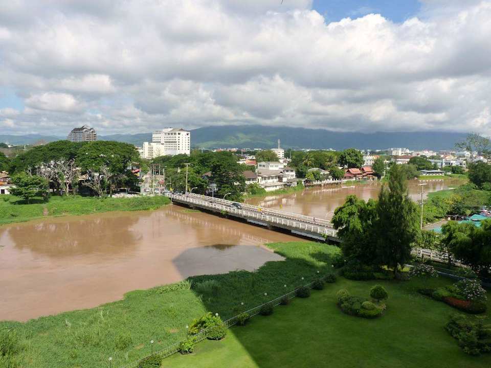 Ausblick von der Poolterrasse Hotel Holiday Inn Chiangmai