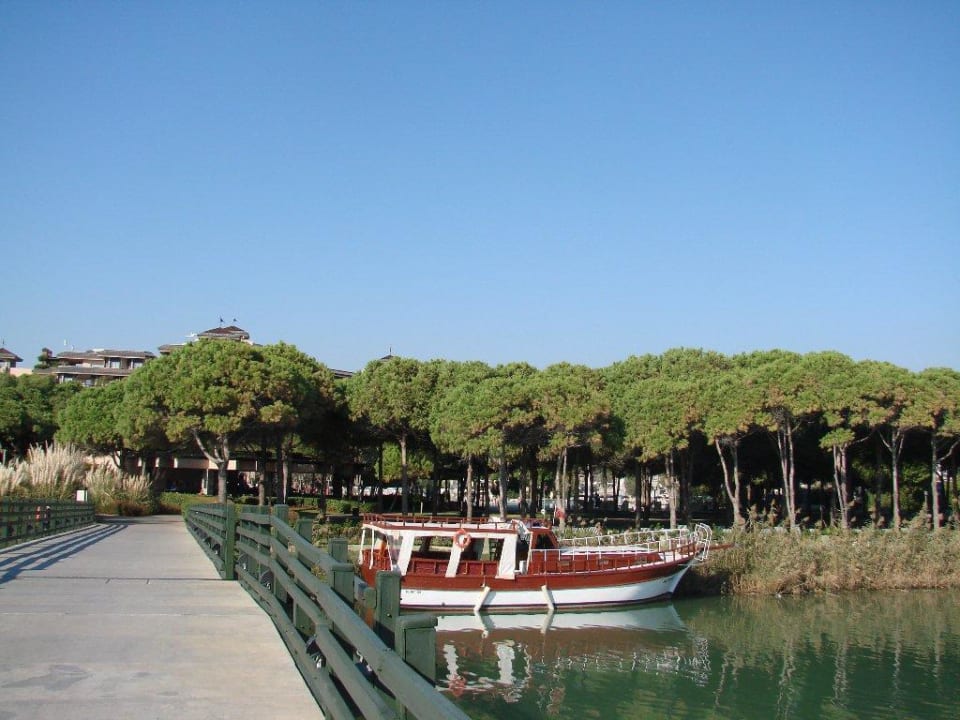 Mostek łączący hotel i plażę Xanadu Resort Hotel