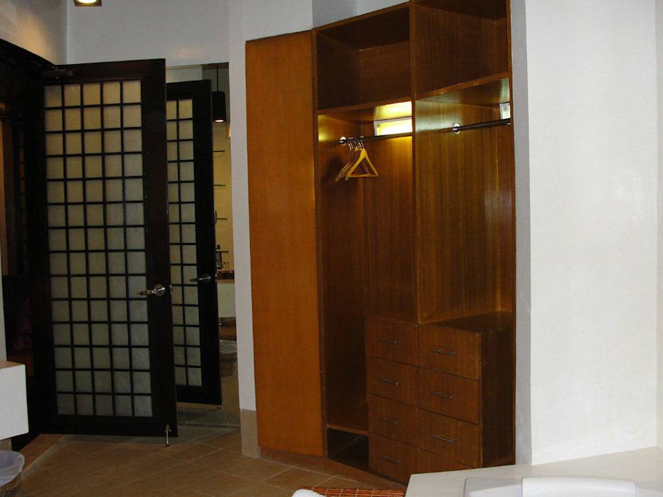 Kleiderschrank im Bad Fridays Boracay Beach Resorts