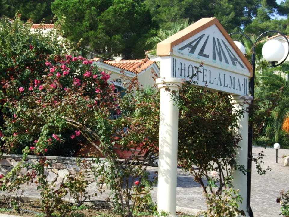 Einfahrt Alma Beach Hotel Alma Beach