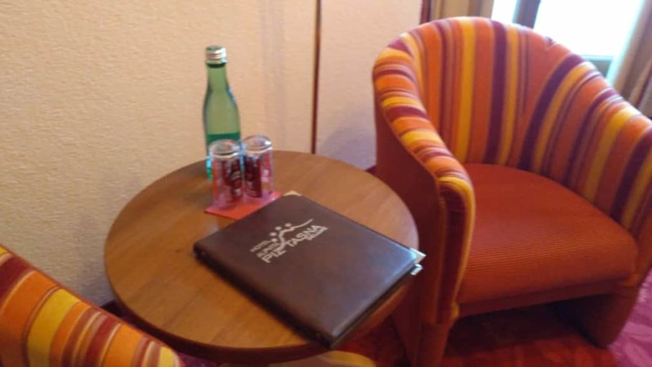 Stoliczek Hotel Alpvita Piz Tasna