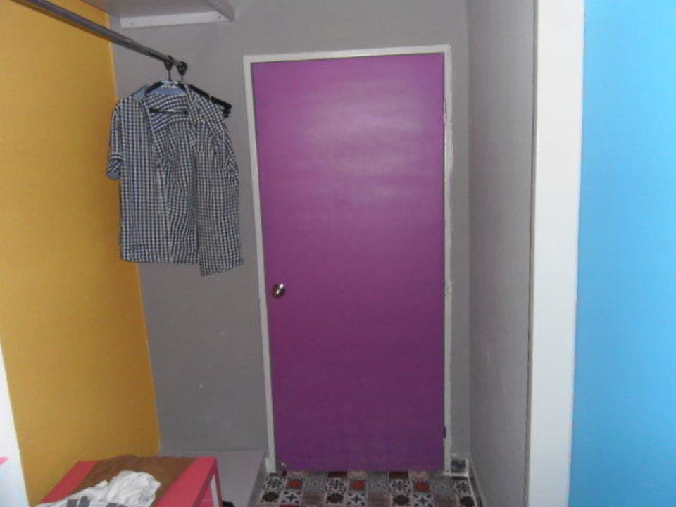 Eingangstür mit links der Kleiderschrank Club Hotel Anjeliq