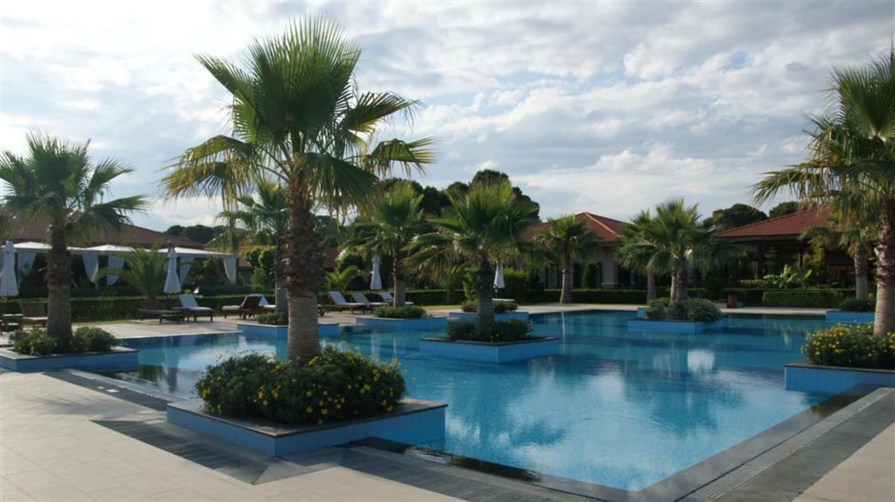 Pool der Lakevillas IC Hotels Green Palace & Villas
