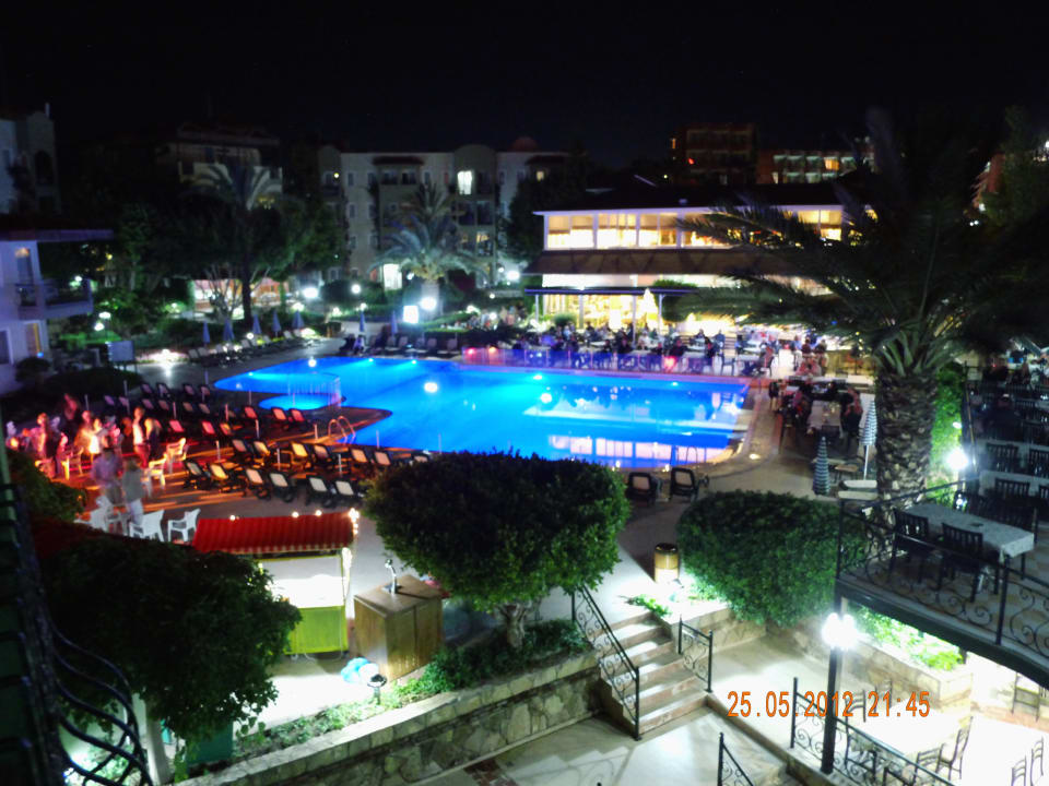 Pool und Restaurant bei Nacht Hotel Gardenia Beach