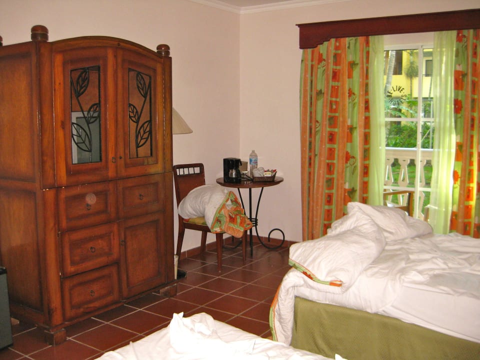 Alte modrige Holzmöbel- Röhren-TV und Kleider bess Marien Puerto Plata