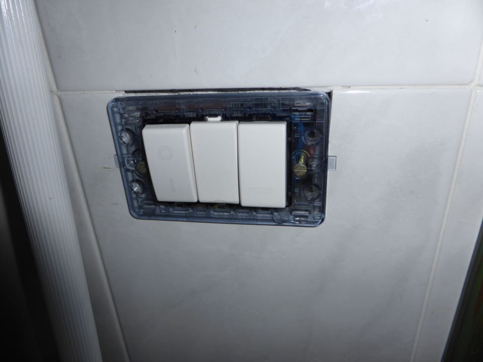 Kaputter Lichtschalter Sardafit Nr. 555a - Surfer's Traumhaus an zwei Sandstränden