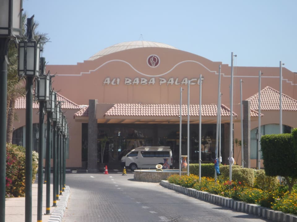 Центральный вход Ali Baba Palace Resort