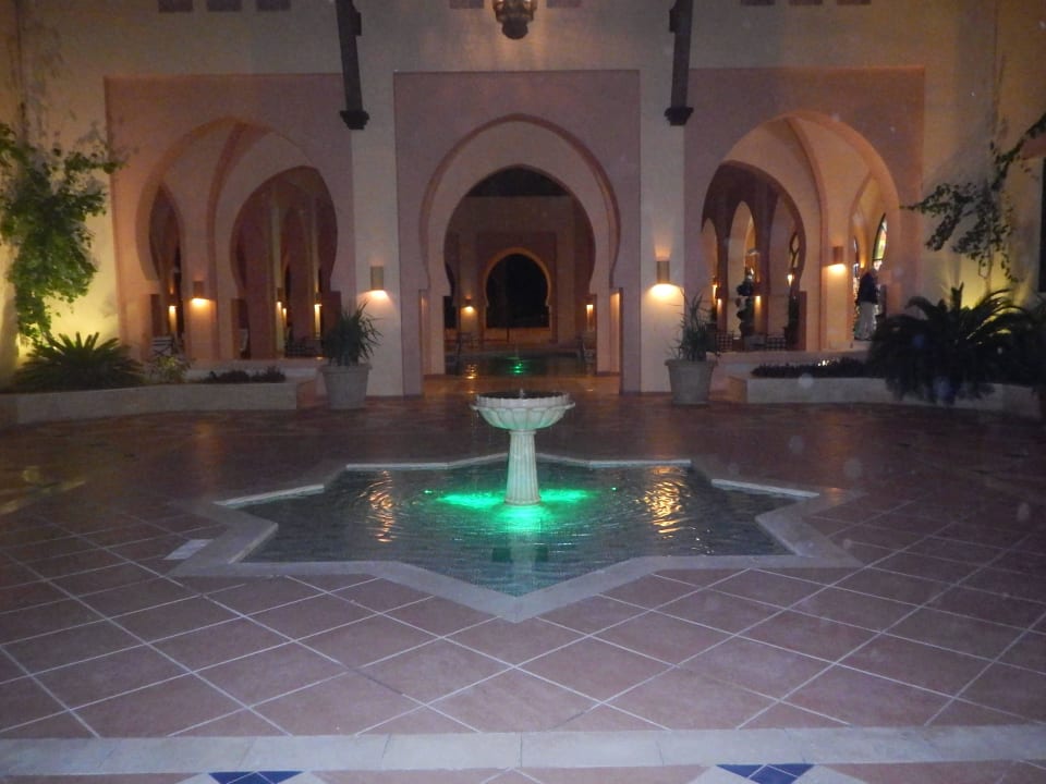 Eingang bei Nacht Steigenberger Coraya Beach - Adults only