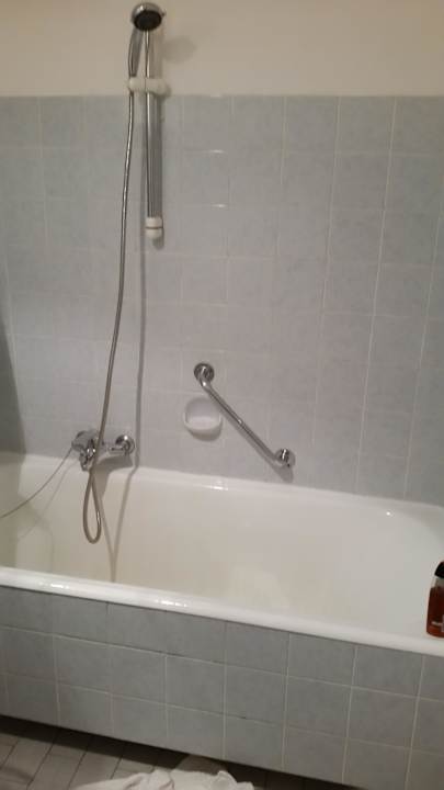 Badewanne in miserablen Zustand  First Mountain Hotel Montafon