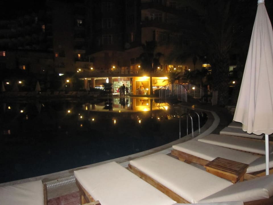 Pool bei Nacht Mira Meridia Beach Hotel