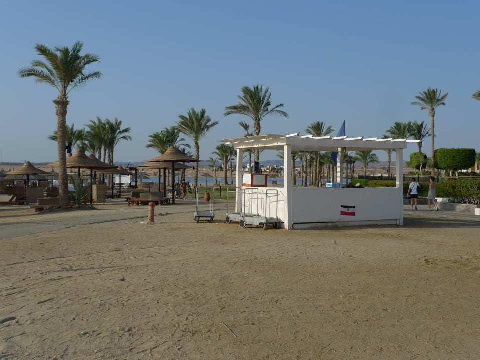Handtuchausgabe am Strand Pickalbatros Palace Hotel-Port Ghalib