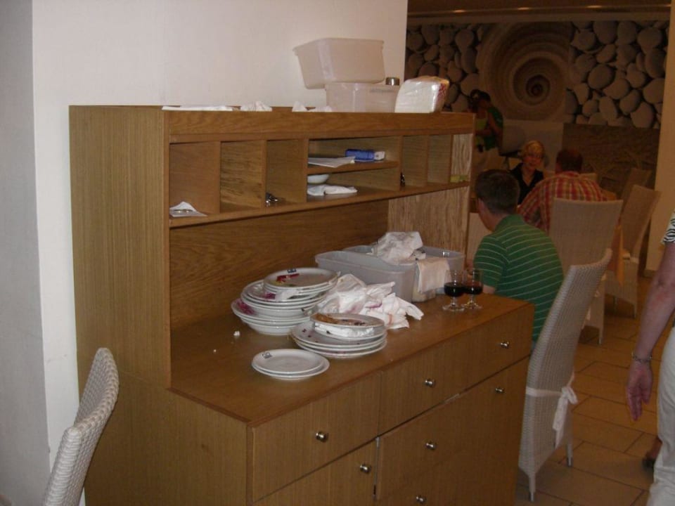 Unordnung im Speisesaal Olympian Bay Grand Resort