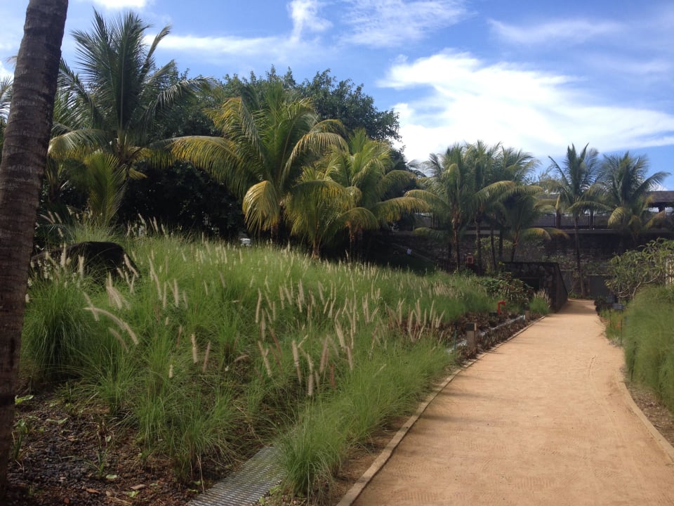Der Weg zum Restaurant Outrigger Mauritius Beach Resort