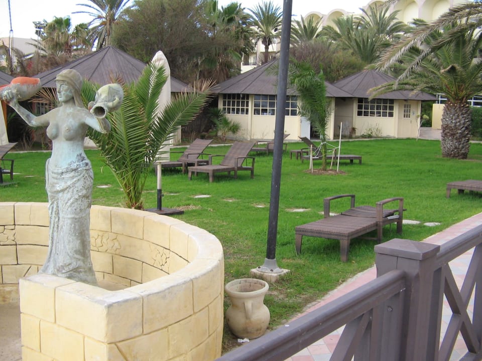Stranddusche mit Liegewiese Hotel Paradis Palace