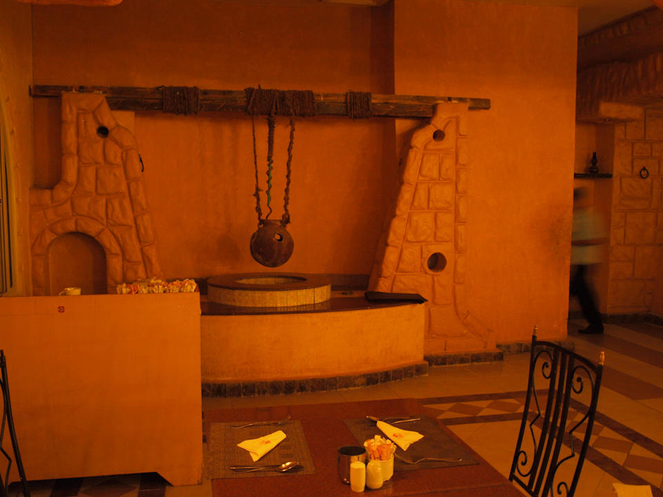 Restauracja główna wieczorem Pickalbatros Alf Leila Wa Leila Resort - Neverland Hurghada