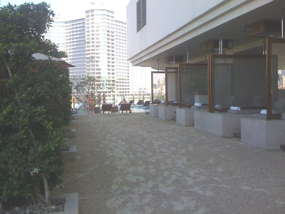 Sand in der Poolanlage Millennium Hilton Bangkok
