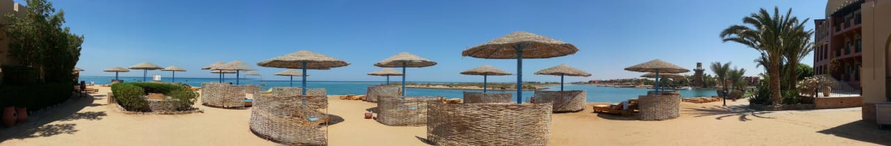 Strandabschnitt neben dem Pool Hotel Three Corners Ocean View prestige - Adults only