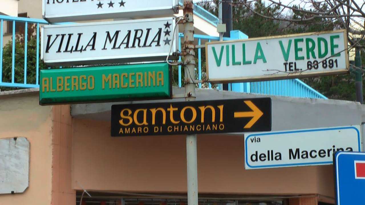 Hinweisschild zum Hotel Hotel Albergo Macerina