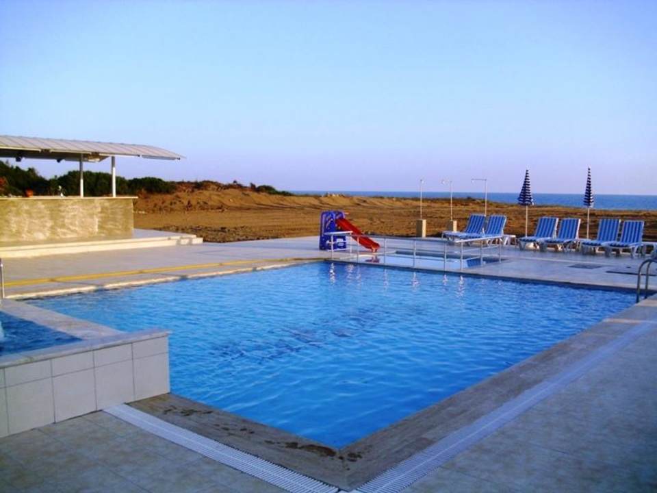 Nagelneuer Pool neben dem Strand Skys Hotel