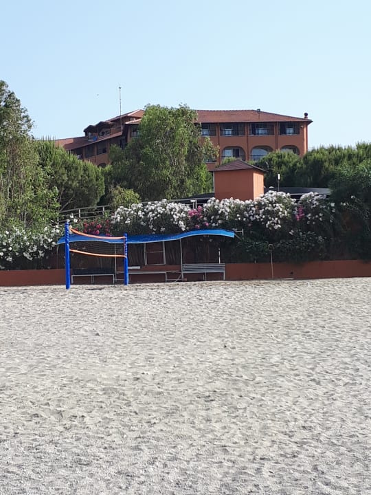 Der Blick vom Strand auf das Hotel Club Turtas Club Turtas Beach Hotel